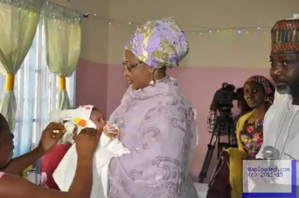 Wife of the president gives out Christmas gifts to patients (photos)